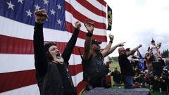 ARCHIVO - En esta foto de archivo del 26 de septiembre de 2020, miembros de Proud Boys, incluido el l&iacute;der Enrique Tarrio, segundo desde la izquierda, hacen gestos y vitorean en el escenario mientras ellos y otros manifestantes de derecha se manifiestan en Portland, Oregon.