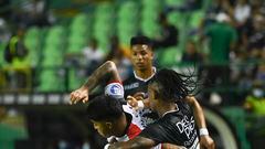 Peru's Melgar Bruno Portugal (L) and Colombia's Deportivo Cali Aldair Gutierrez vie for the ball during their Copa Sudamericana football tournament round of sixteen first leg match, at the Deportivo Cali stadium in Cali, Colombia, on June 29, 2022. (Photo by Juan BARRETO / AFP)