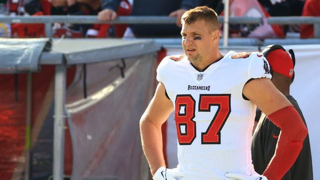 Tampa Bay Buccaneers tight end Rob Gronkowski (87) after an NFL football  game against the Los A …