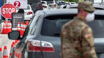 Miami Beach (United States), 17/07/2020.- People queue in their cars to get the COVID-19 coronavirus testing service by the Florida Army National Guard partnered with the City of Miami Beach and the Florida Department of Health, at the testing Location at
