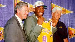 Puesto 13 del draft 1996 - Seleccionado por Charlotte Hornets y traspasado a Los Angeles Lakers - Estadísticas en su carrera: 25 puntos, 5,2 rebotes y 4,7 asistencias en 20 temporadas. Aquí entramos en otro tipo de terreno. Si bien para los Lakers fue un acierto hacerse con los servicios de Kobe Bryant en la noche del draft, a los Hornets les salió rana el traspaso en el que consiguieron a Vlade Divac. Se dice que Jerry West, directivo de los angelinos por aquel entonces, no le dijo a Charlotte a quién debían seleccionar hasta justo antes de que les tocara por miedo a que se echaran atrás. Eso sí, no se puede decir que los que fueron seleccionados antes que Kobe fueran precisamente mancos: Iverson, Camby, Ray Allen, Marbury, Antoine Walker, Lorenzen Wright, Kerry Kittles, Samaki Walker, Erick Dampier, Todd Fuller y Vitaly Potapenko. Más de un nombre chirría por estar antes que la Mamba Negra, pero estamos hablando de una generación extremadamente buena que tuvo también a Stojakovic, Nash, Jermanie O’Neal o Iglauskas entre sus filas. Una camada impresionante que tuvo a Kobe como su eterna referencia.