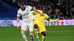 Real Madrid's French forward Karim Benzema (L) vies with Chelsea's French midfielder N'Golo Kante during the UEFA Champions League quarter final second leg football match between Real Madrid CF and Chelsea FC at the Santiago Bernabeu stadium in Madrid on April 12, 2022. (Photo by PIERRE-PHILIPPE MARCOU / AFP)