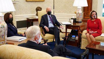 El presidente Joe Biden, flanqueado por la vicepresidenta Kamala Harris y la presidenta de la C&aacute;mara de Representantes, Nancy Pelosi, en la Oficina Oval de la Casa Blanca en Washington, Estados Unidos, el 5 de febrero de 2021.