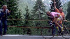 Marco Pantani rueda por las carreteras de los Dolomitas durante la vig&eacute;sima etapa del Giro de Italia de 1999 entre Predazzo y Madonna di Campiglio.