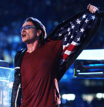 El 2002 quedó marcado como el año en el que U2 arrasó en el Super Bowl, pues su participación en el evento deportivo más importante del año es considerada por muchos entre las tres mejores; justo a cinco meses de los atentados por el 11 de septiembre, la banda liderada por Bono se encargó de rendir un emotivo tributo.