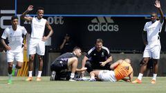 Benzema, dolorido durante un entrenamiento del Real Madrid en Los Ángeles.