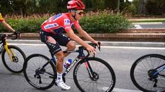 Remco Evenepoel sufrió rasguños en la pierna derecha a causa de una caída en la 12ª etapa de La Vuelta 2022, camino de la subida a Peñas Blancas.