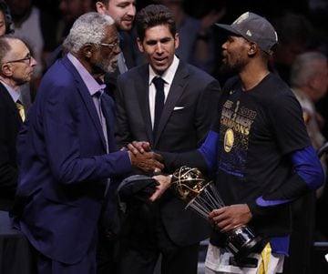 El legendario exjugador Bill Russell felicita a Kevin Durant tras darle el trofeo que lleva su nombre al mejor jugador de las Finales.
