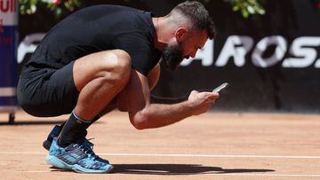 Benoit Paire saca una foto a la marca de una bola sobre la pista durante su partido ante Stefano Travaglia en el Masters 1.000 de Roma.