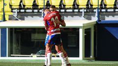 Weissman y Uzuni celebran un gol.