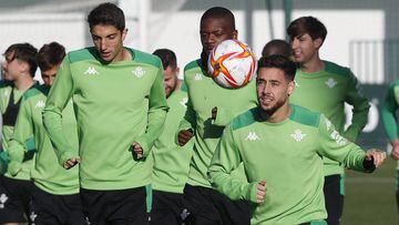 &Aacute;lex Moreno, a la izquierda, en un entrenamiento del Betis. 