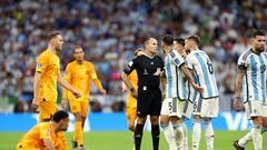 Soccer Football - FIFA World Cup Qatar 2022 - Quarter Final - Netherlands v Argentina - Lusail Stadium, Lusail, Qatar - December 10, 2022 Referee Antonio Miguel Mateu Lahoz talk to Argentina players before showing a yellow card to Argentina's Gonzalo Montiel REUTERS/Bernadett Szabo