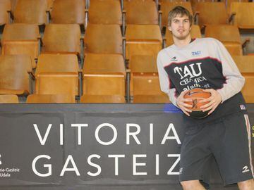 
Salvo unos meses en el Valencia Basket durante el lockout de la NBA (2011) y cesiones al Araba Goraga y Bilbao Basket, Tiago Splitter pasó toda su carrera española en el Baskonia. Llegó a Vitoria con apenas 15 años y allí ganó dos Ligas (2008 y 2010), do