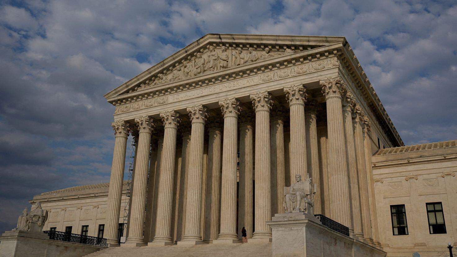 What is the salary of a US Supreme Court justice? AS USA
