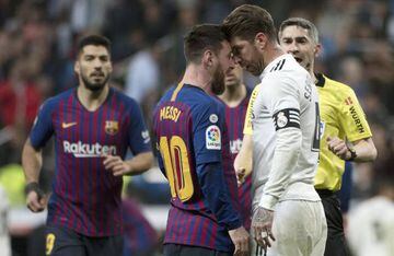 TOPSHOT - Barcelona's Argentinian forward Lionel Messi (2L) argues with Real Madrid's Spanish defender Sergio Ramos during the Spanish league football match between Real Madrid CF and FC Barcelona at the Santiago Bernabeu stadium in Madrid on March 2, 201