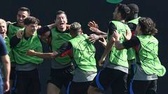 Los jugadores del Barcelona celebran uno de los juegos que prepara Xavi en los entrenamientos.