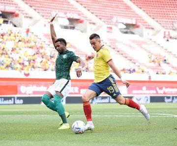 Rafael Santos Borré pisa el área ante Arabia Saudita con la Selección Colombia en el estadio Nueva Condomina de Murcia, España en Amistoso Internacional.