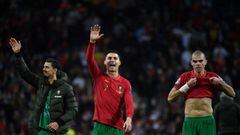 (LtoR) Portugal&#039;s defender Jose Fonte, Portugal&#039;s forward Cristiano Ronaldo and Portugal&#039;s defender Pepe wave to supporters at the end of the World Cup 2022 qualifying final first leg football match between Portugal and North Macedonia at the Dragao stadium in Porto on March 29, 2022. (Photo by MIGUEL RIOPA / AFP)