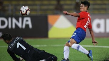 Alexander Aravena define ante Gonz&aacute;lez en el duelo de Chile y Uruguay de la Sub 17.