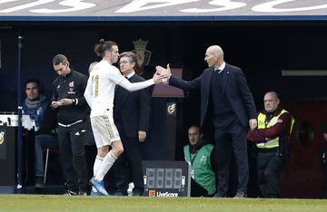 Zidane shakes hands with Bale as the Welshman is substituted at El Sadar.