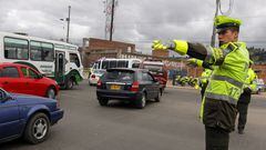 Policía de tránsito vigilando el plan retorno en Bogotá