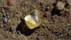 Un diamante amarillo de 4.38 quilates sobre la tierra de Crater of Diamonds State Park en Estados Unidos. 