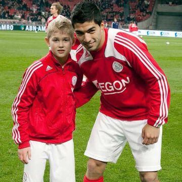 Antes de su debut con el Ajax, el defensor le pidió una foro al entonces delantero del conjunto holandés. Actualmente ambos se encuentran en la élite del fútbol.