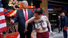 Una activista de Femen ha irrumpido en el acto de inauguraci&oacute;n de la figura de Donald Trump del Museo de Cera con el pecho descubierto y un mensaje, &quot;Agarrad al patriarcado por las pelotas&quot;