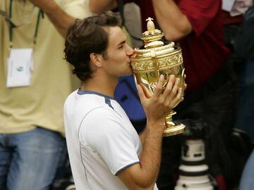 Roger Federer of Switzerland kisses the trophy after defeating Andy Roddick of US during their men&#039;s final match at the 119th Wimbledon Tennis Championships in London, 03 July, 2005.  AFP PHOTO/KEVIN LAMARQUE CAMARAS FOTOGRAFICAS
