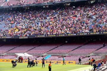 El delantero polaco ha sido presentado en el Camp Nou como nuevo jugador del Fútbol Club Barcelona.