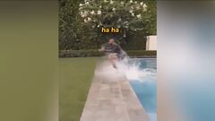 LeBron James sale de una piscina con tal solo un salto