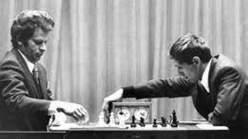 Spassky observa un movimiento de Fischer cobn negras