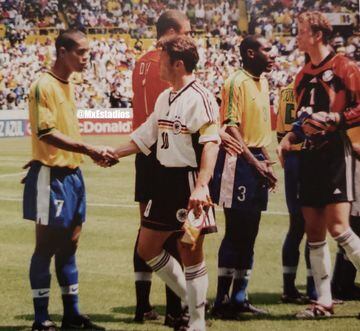 Apenas era un niño cuando Ronaldinho enfrentó a la leyenda alemana Lothar Matthäus
