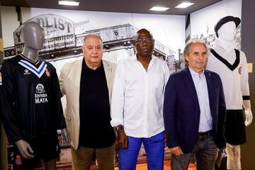N'Kono, junto a Antoni Blanch y Joan Josep Bertomeu, en la presentación de las camiseta para el portero.

