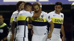 Futbolistas de Boca Juniors celebran un gol en La Bombonera.