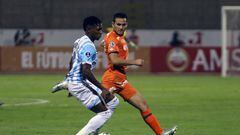 Magallanes' Colombian forward Yorman Zapata (L) fights for the ball with Cesar Vallejo's Ecuadorean midfielder Jairo Velez during the Copa Sudamericana group stage second leg football match between Peru's Universidad Cesar Vallejo and Chile's Magallanes at the Mansiche stadium in Trujillo, Peru, on June 8, 2023. (Photo by Celso Roldan / AFP)