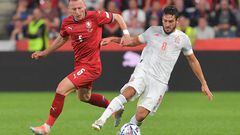 Czech Republic's defender Vladimir Coufal (L) and Spain's midfielder Koke vie for the ball during the UEFA Nations League - League A Group 2 football match between Czech Republic and Spain at the Sinobo Stadium in Prague, on June 5, 2022. (Photo by Michal Cizek / AFP)