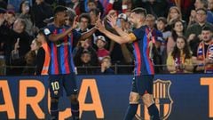 Jordi Alba y Ansu Fati celebran el gol de la victoria ante Osasuna.