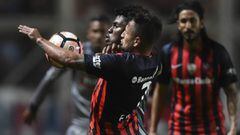 Argentina&#039;s San Lorenzo midfielder Franco Gabriel Mussis (foreground) vies for the ball with Ecuador&#039;s Emelec forward Marlon de Jesus during their Copa Libertadores round of 16 second leg football match at the Pedro Bidegain stadium in Buenos Aires, on August 10, 2017. / AFP PHOTO / Eitan ABRAMOVICH