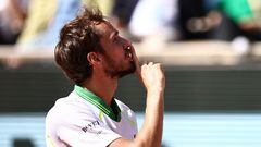 El tenista ruso Daniil Medvedev manda callar a un aficionado durante su partido ante Thiago Seyboth Wild en Roland Garros.