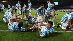 AL AIN, UNITED ARAB EMIRATES - JANUARY 20: Racing Club players celebrate with the trophy following victory in the Supercopa Argentina Final match between Boca Juniors and Racing Club at Hazza bin Zayed Stadium on January 20, 2023 in Al Ain, United Arab Emirates. (Photo by Christopher Pike/Getty Images)