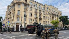 Los combatientes del grupo mercenario privado de Wagner hacen guardia en una calle cerca de la sede del Distrito Militar del Sur en la ciudad de Rostov.