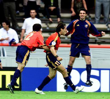 La Selección tuvo que jugarse el pase a octavos de la Eurocopa de Holanda y Bélgica 2000 contra Yugoslavia. En Brujas salió a relucir la épica cuando todo estaba perdido. Mendieta y Alfonso dieron la vuelta al marcador en el tiempo de descuento en un fina