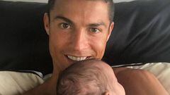 Cristiano Ronaldo posa junto a su hija Eva en una foto de Instagram.