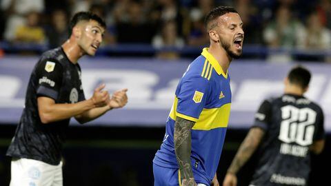 Boca Juniors' forward Dario Benedetto (R) reacts after missing a chance of goal against Belgrano during the Argentine Professional Football League Tournament 2023 match at La Bombonera stadium in Buenos Aires, on May 14, 2023. (Photo by ALEJANDRO PAGNI / AFP)