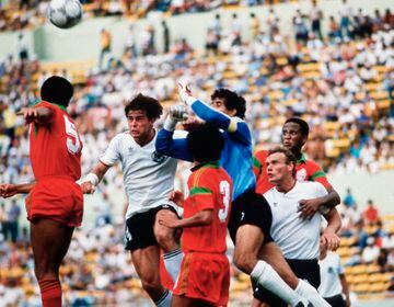 La selección marroquí repitió hito en el Mundial de México 1986 al ser el primer país africano en pasar a la segunda fase de un Mundial. Se midió a Alemania Federal en los octavos de final donde perdió 0-1. En la foto, un momento del partido.