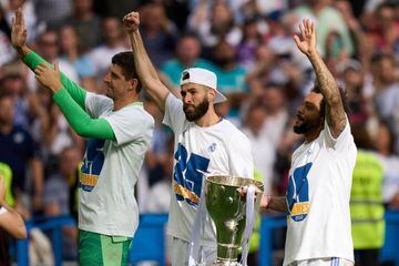 Thibaut Courtois, Karim Benzema and Marcelo of Real Madrid celebrate with the trophy 