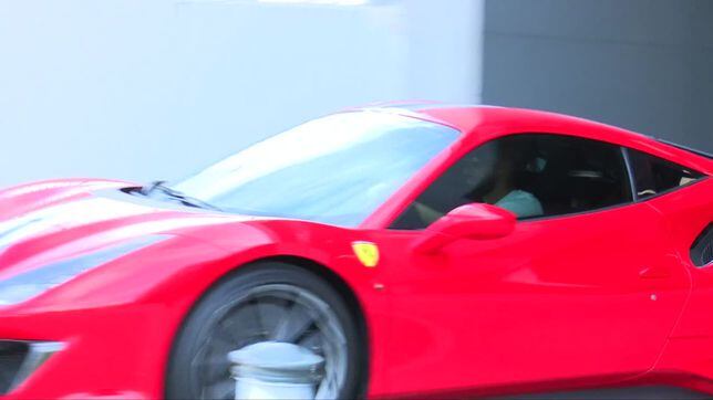 Carrasco llegó al Wanda con un espectacular Ferrari de 300.000 €