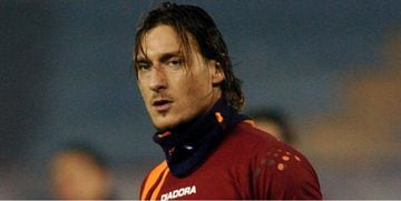 En el año 2006, la Roma le ganó 1-0 al Empoli, sin embargo, la mala noticia fue la grave lesión que sufrió el capitán Francesco Totti en la que se fracturó el peroné y la cápsula de ligamentos del pie izquierdo, a solo cuatro meses del Mundial. El italiano se operó de inmediato y tras 67 días volvió a tocar la pelota para demostrarle a Macelo Lippi que estaba listo para estar con la selección de su país. El DT lo convocó y al final Italia se quedó con la copa del mundo.