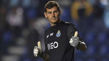 Iker Casillas con la camiseta del Porto